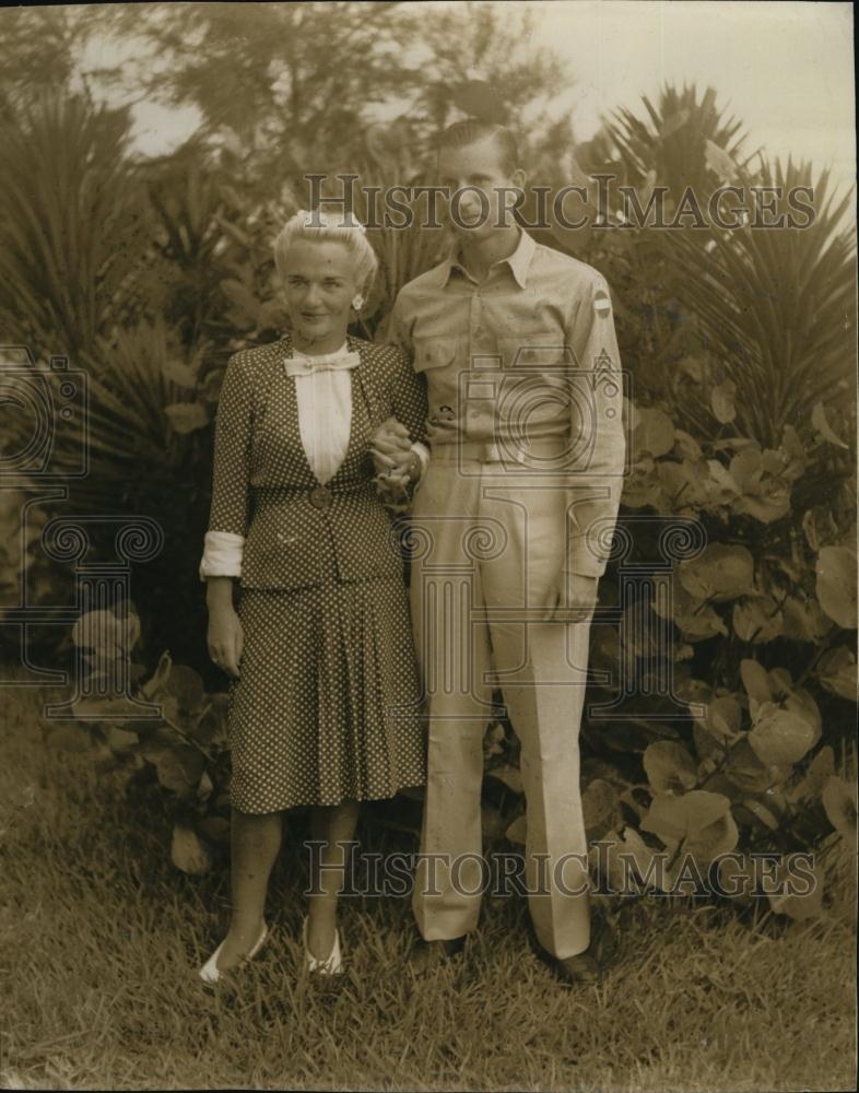 1943 Press Photo Sgt Alex Wilson and his wife - RSL93847 - Historic Images