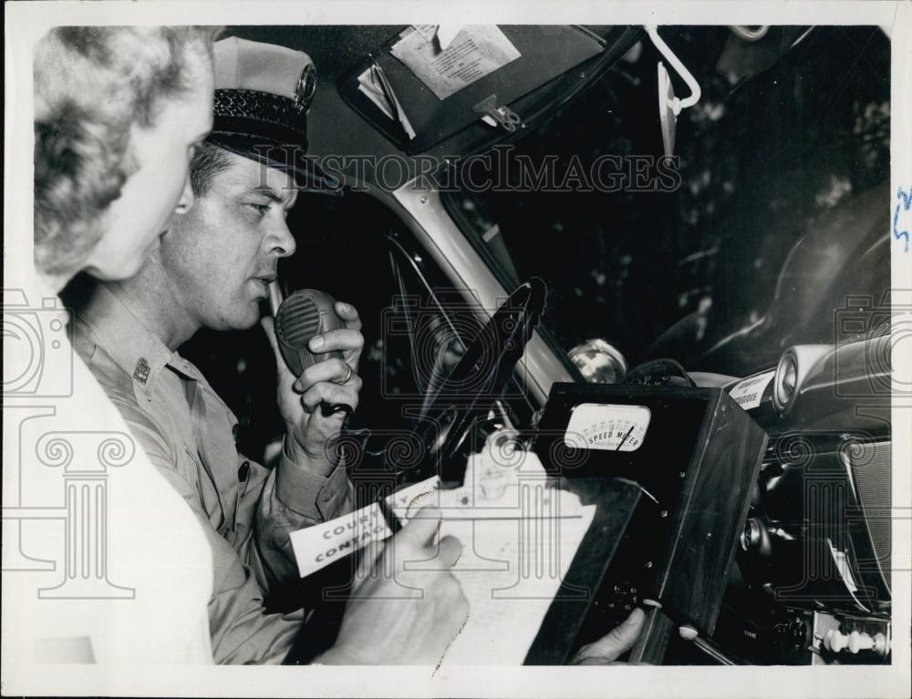 1953 Press Photo officer W B Oliver using radar to catch speeders on Gandy Blvd - Historic Images