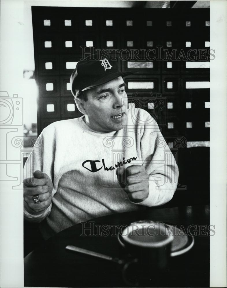 1995 Press Photo William Bennett Being Interviewed By The Herald - RSL41813 - Historic Images