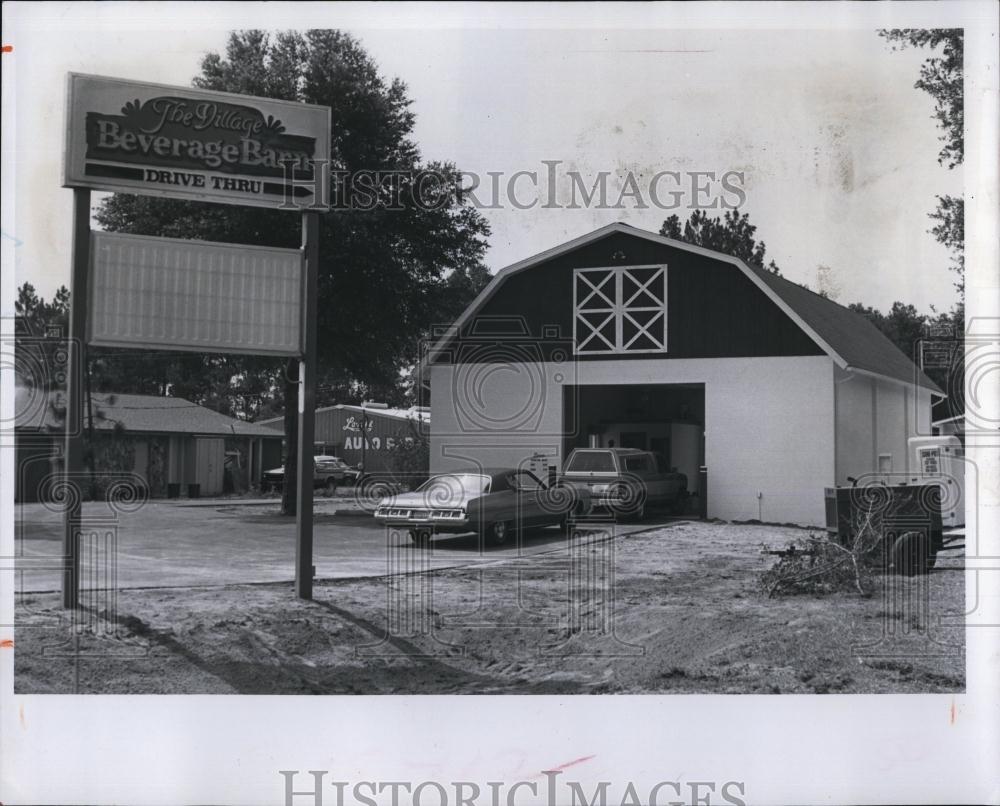 1983 Press Photo The Village Beverage Barn Drive Through Convenience Store - Historic Images