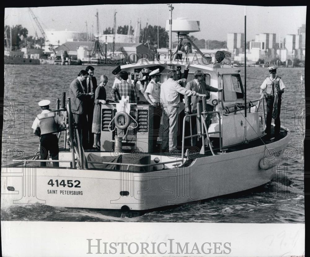 1982 Press Photo US Senator Lawton Chiles on Coast Guard Boat - RSL70021 - Historic Images