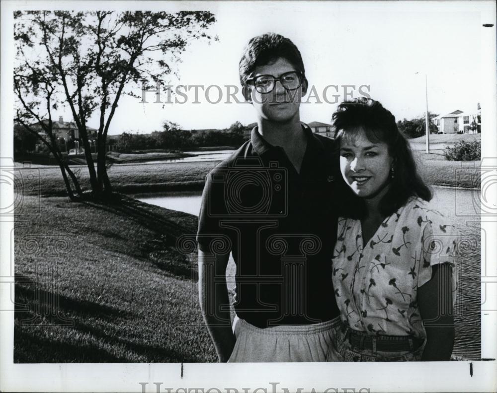 1988 Press Photo Peter, Debbie Toomey, Thunder Bay Apartment Complex, Florida - Historic Images