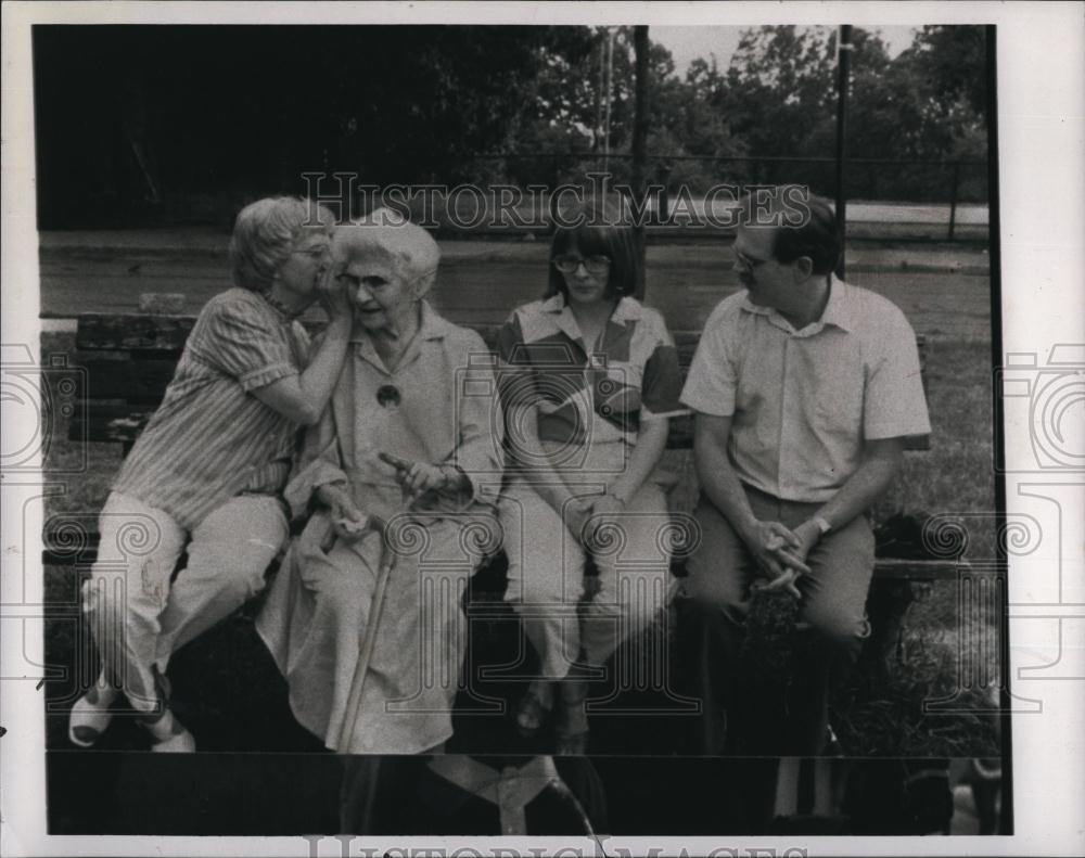 1992 Press Photo Elizabeth McCandless, mother, grandmother, brother - RSL87331 - Historic Images