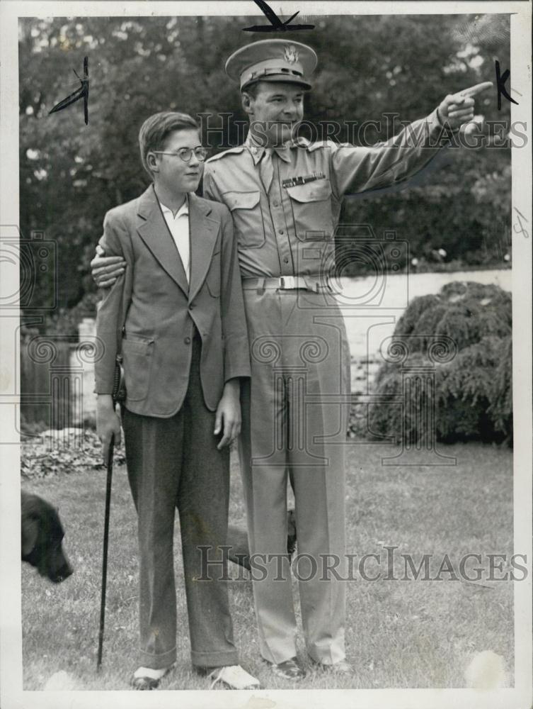 1945 Press Photo Lt Col Henry Cabot Lodge, son Harry - RSL03863 - Historic Images