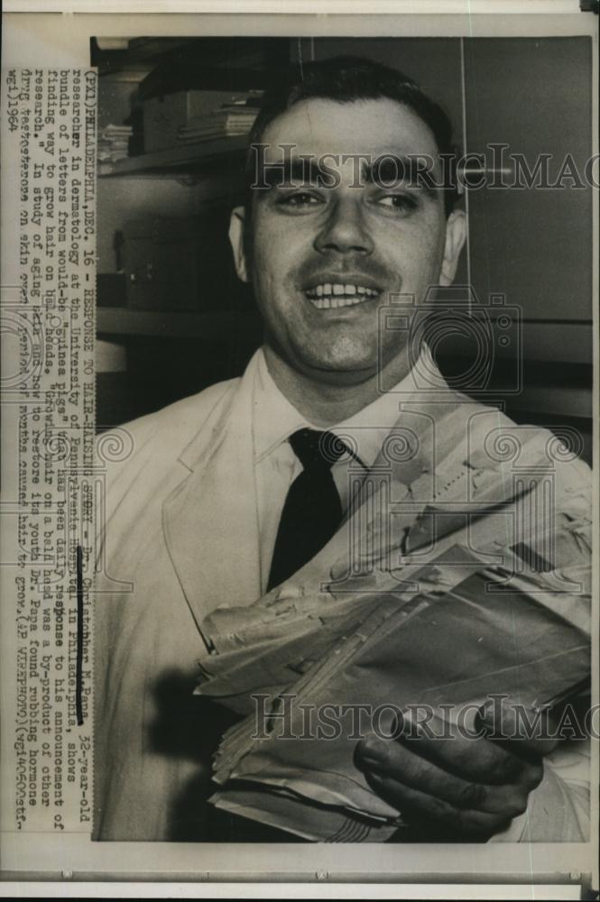 1964 Press Photo Dr Christopher Papa, hair regrowth researcher - RSL94539 - Historic Images