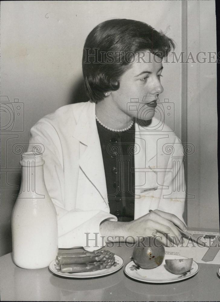 1954 Press Photo Mary Ellen Collins Of Beth Hospital - RSL03203 - Historic Images