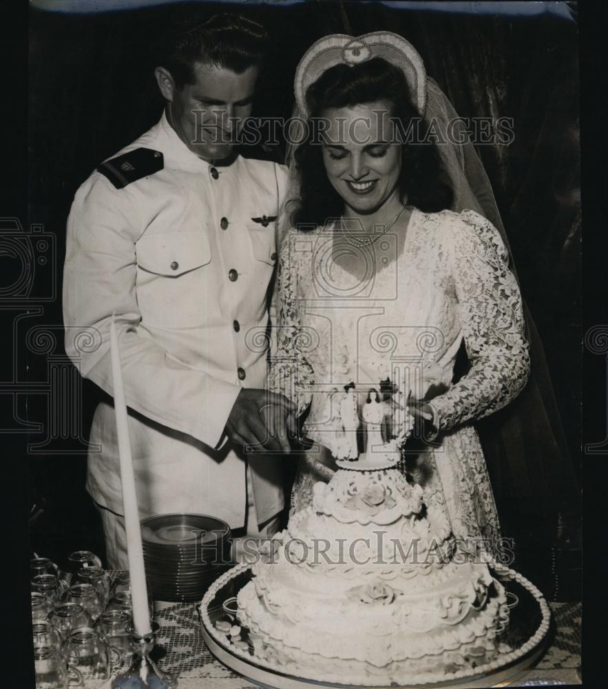 1946 Press Photo Ensign and Mrs Hardy Monroe Willis - RSL93733 - Historic Images