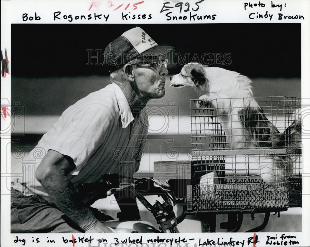 1984 Press Photo Bob Rogonsky Owner Three Wheel Motorcycle With Dog Snookums - Historic Images