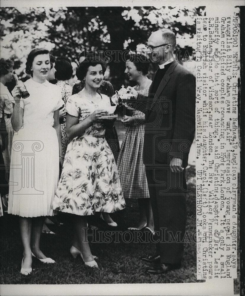 1959 Press Photo Rev Wallace Pennepacker talked to English Visitors - Historic Images