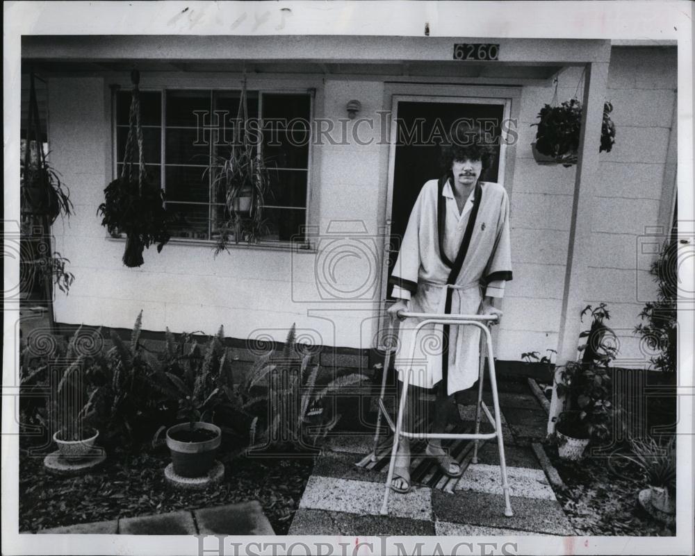 1982 Press Photo lee Zehrunf moved with his walker after a auto accident - Historic Images