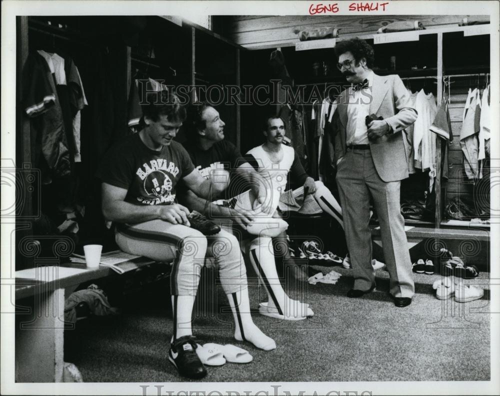 1986 Press Photo "Today " Gene Shalit & some athletes in a locker room - Historic Images
