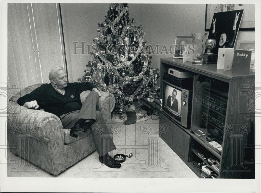 1991 Press Photo Frank Reed, former Hostage in his Malden Home watch CNN News - Historic Images