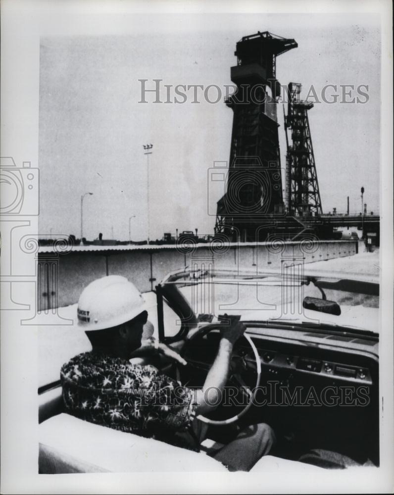 1962 Press Photo Astronaut Scott Carpetenter drives past pad 14 Atlas 107D - Historic Images