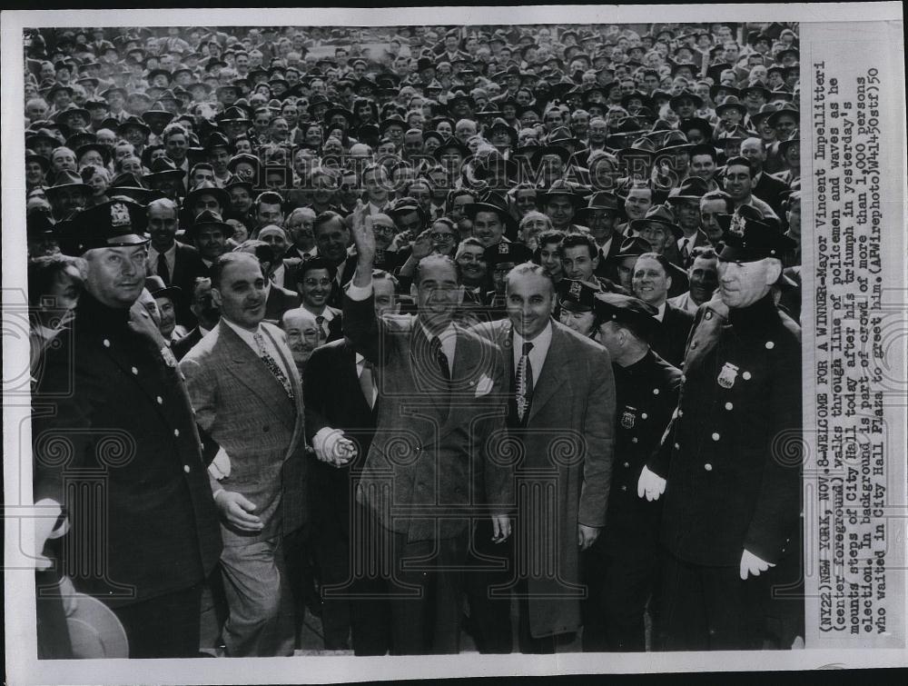 1950 Press Photo NY Mayor Vincent Impellitteri &police at City Hall - RSL85323 - Historic Images