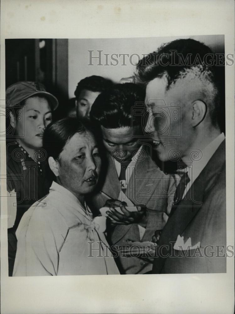 1953 Press Photo Suk North Korean Lieutenant flew Mig Seoul reward mother - Historic Images