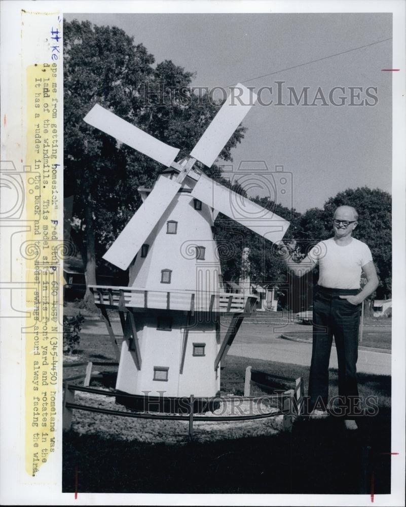 1974 Press Photo Wood Carver Fred Stulp beside windmill model - RSL63333 - Historic Images