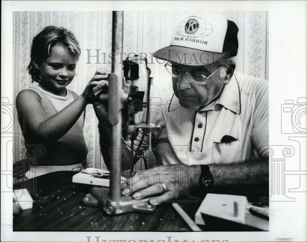 1989 Press Photo Murray Smith Palm Harbor Kiwanis Club Helps Brittany Poppleton - Historic Images