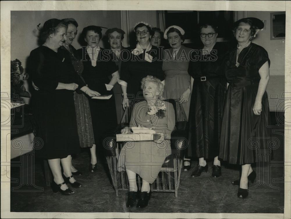 1955 Press Photo Retiring Switchboard Operators - RSL39433 - Historic Images