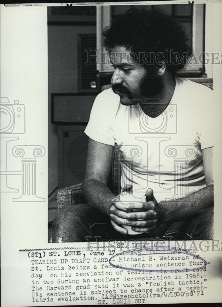 1971 Press Photo Michael B Weissman in jail for tearing draft paper - RSL43431 - Historic Images
