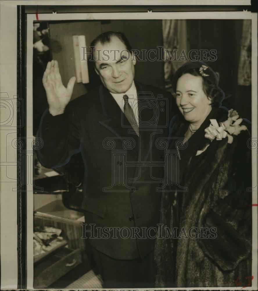 1958 Press Photo Russian Ambassador Georgi Zarubin w/ his wife aboard the Queen - Historic Images