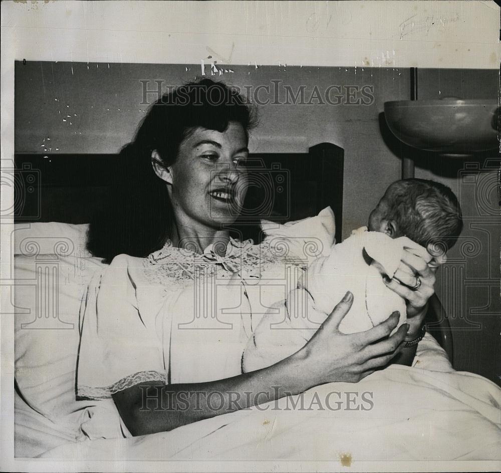 1958 Press Photo Mrs Noreen Malutich Delivers Baby Under Hypnosis - RSL90937 - Historic Images