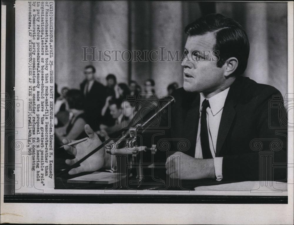 1969 Press Photo Senator Edward M Kennedy at meeting makes proposal - RSL99935 - Historic Images