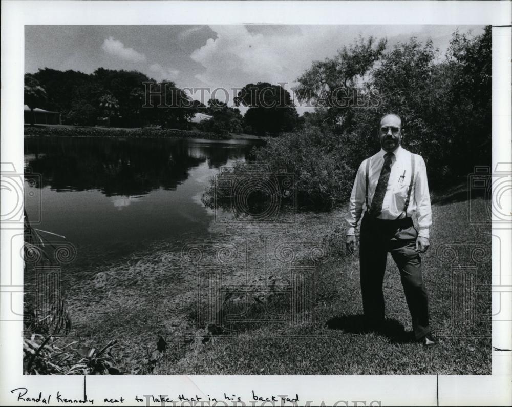 1988 Press Photo Randal Kennedy at lake behind his Fla home - RSL95441 - Historic Images