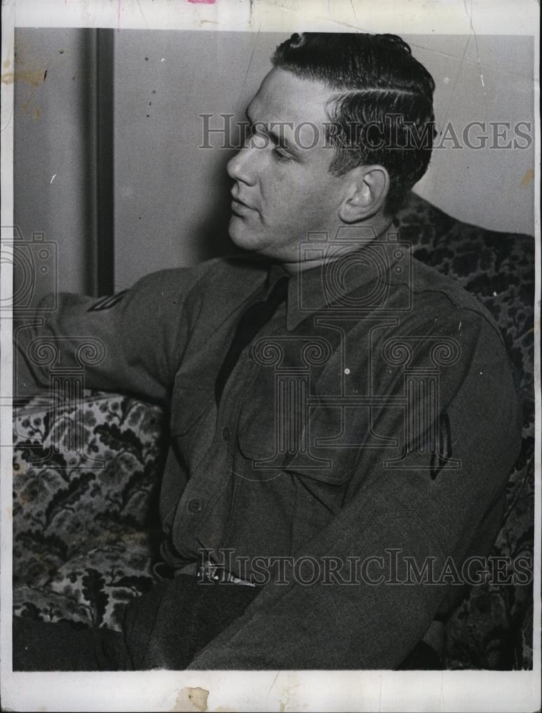 1941 Press Photo Corporal Palmer T Beaudette visits Cobina Wright - RSL84279 - Historic Images