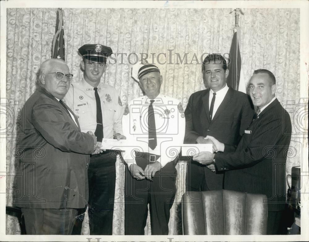 1969 Press Photo Police officer awarded - RSL67553 - Historic Images