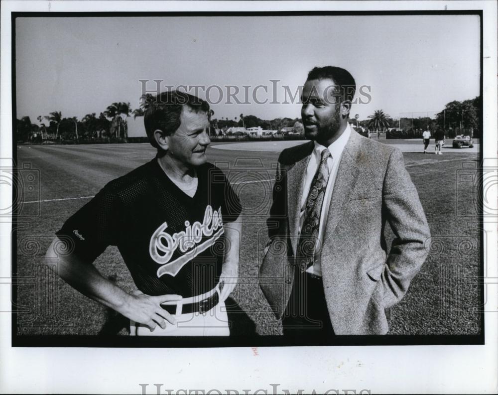 1992 Press Photo Dr Rubens Pamies with Baltimore Orioles' manager Johnny Oates - Historic Images