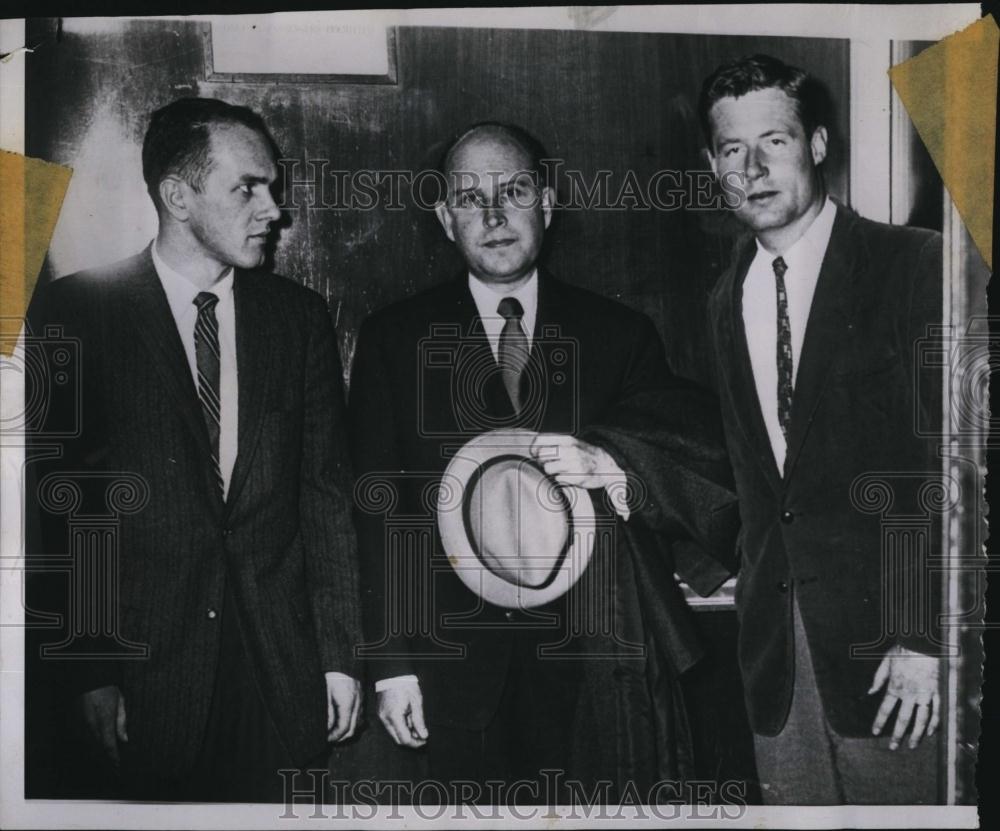 1960 Press Photo Mauricio Rosal, Guatemalan Amb to Belgium & narcotics agents - Historic Images