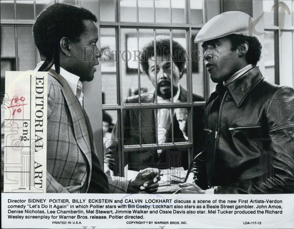 1975 Press Photo Director Sidney Poitier discuss with Calvin Lockhart - Historic Images