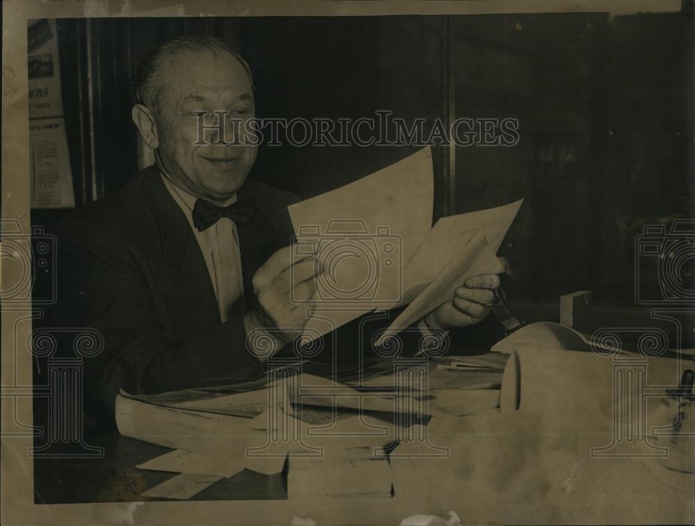 1951 Press Photo Ken Kling Visits Daily Record Office - RSL87569 - Historic Images