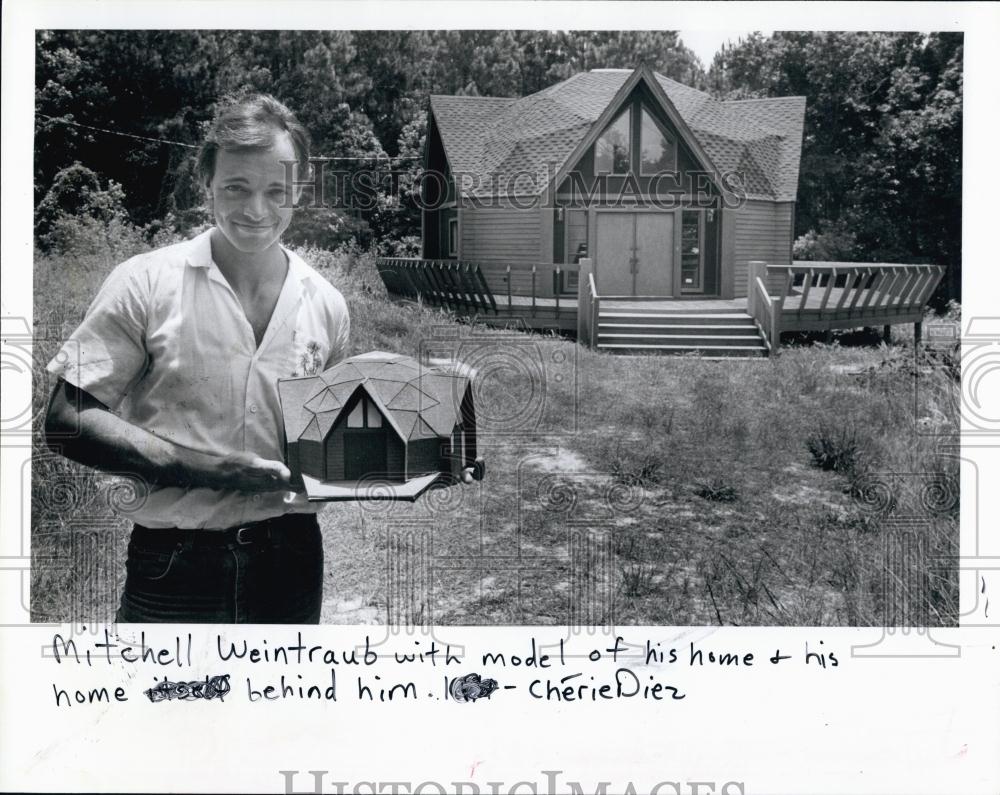 1982 Press Photo Mitchell Weintraub in front of his triangular home - RSL67615 - Historic Images