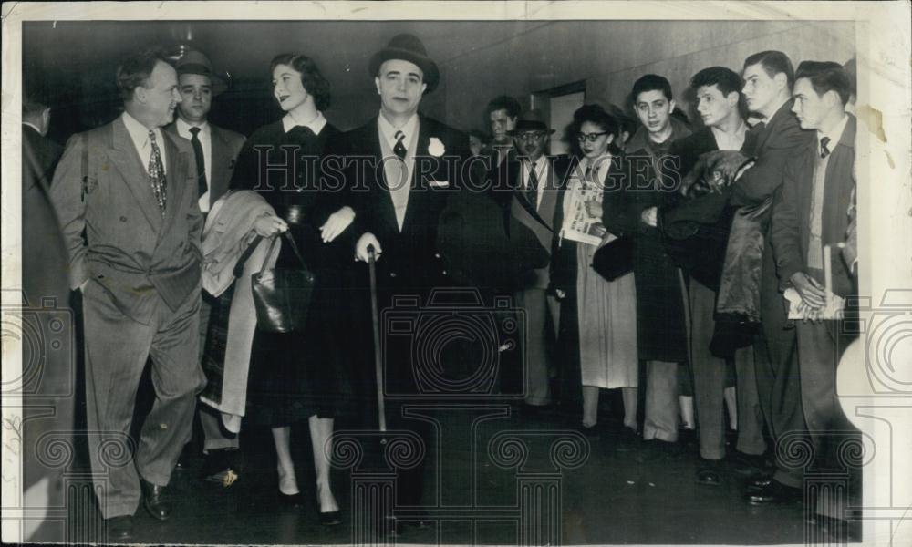 1953 Press Photo Pat Ward, Key Witness In Minot Jelke Trial, Chats With Reporter - Historic Images