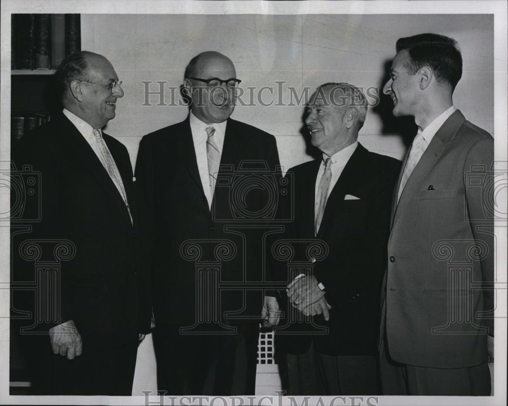 1960 Press Photo Israel's Minister Pinhas Saphir speaking to Sidney Rabb - Historic Images