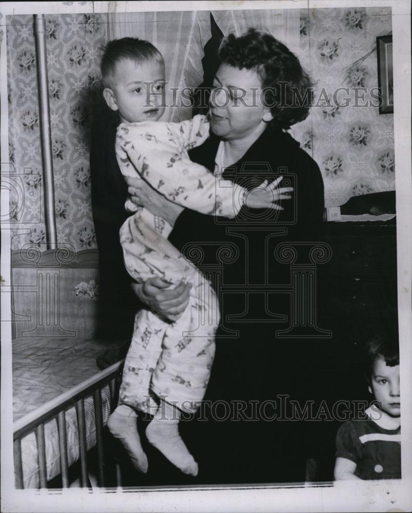 1961 Press Photo Mrs Joan Maider and son Jeffrey after apartment fire - Historic Images