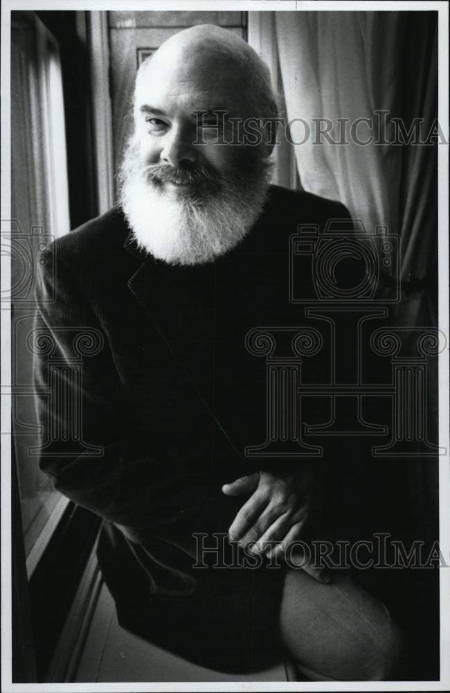 1997 Press Photo Dr Andrew Weil Seated Near Window At Hotel Prior To Interview - Historic Images