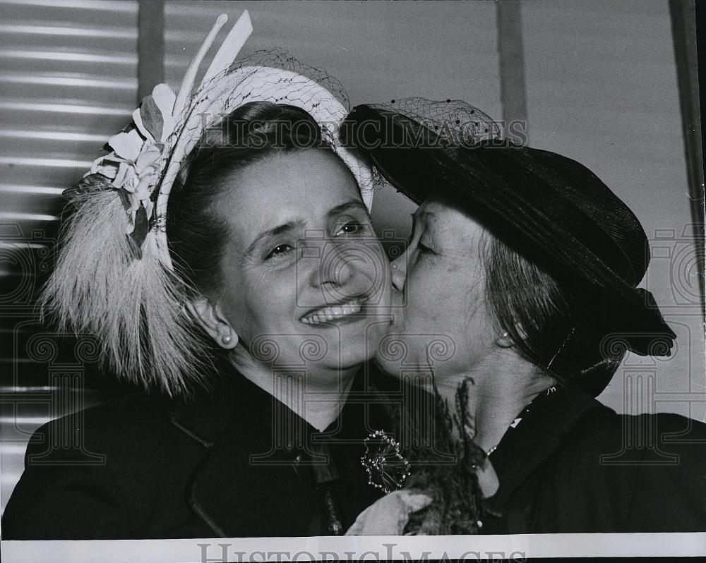 1952 Press Photo Mrs Gabriel Gonzalez Videla of Chile,Mrs T L Chin Goon - Historic Images