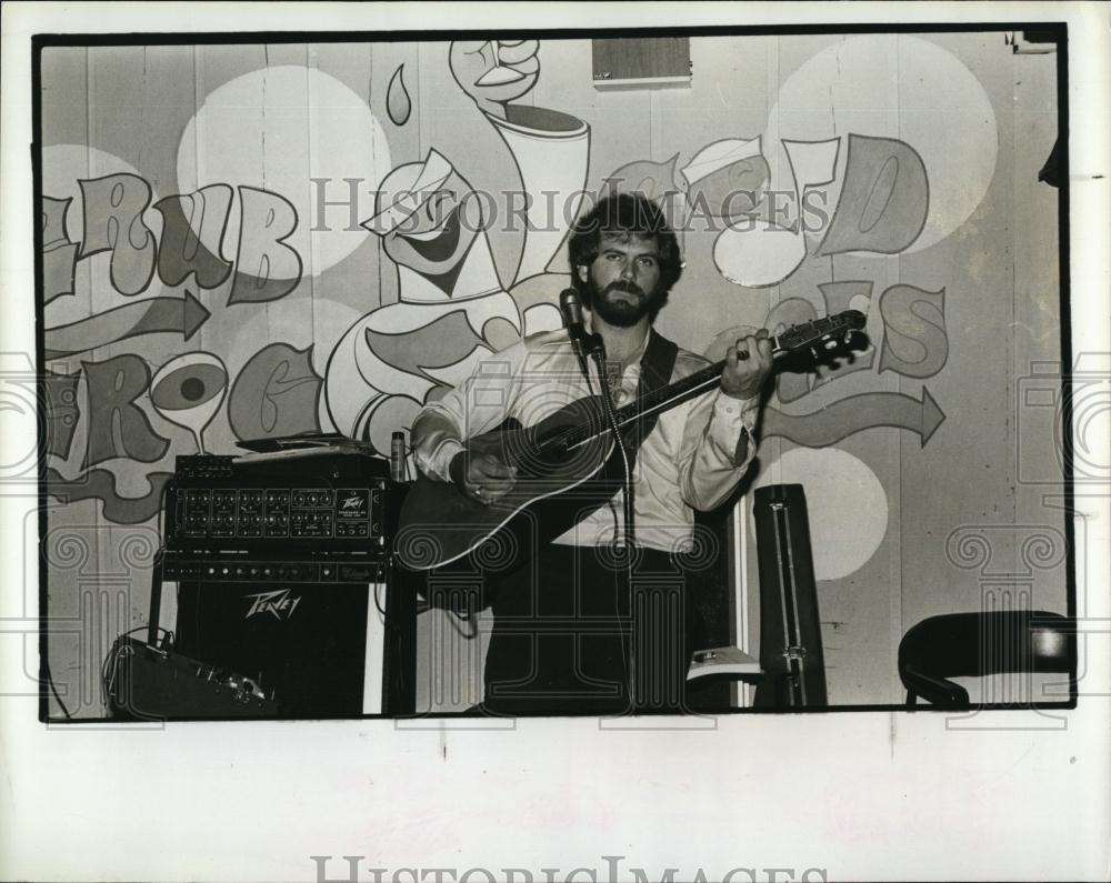 1980 Press Photo Mike Miller sings at Ramada In in Florida - RSL98735 - Historic Images