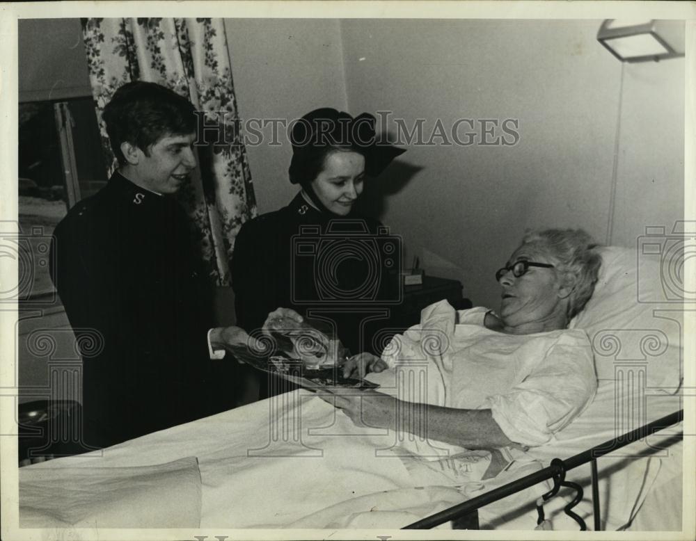 1973 Press Photo Capt and Mrs Thomas Seyler give gift to sick elderly lady - Historic Images