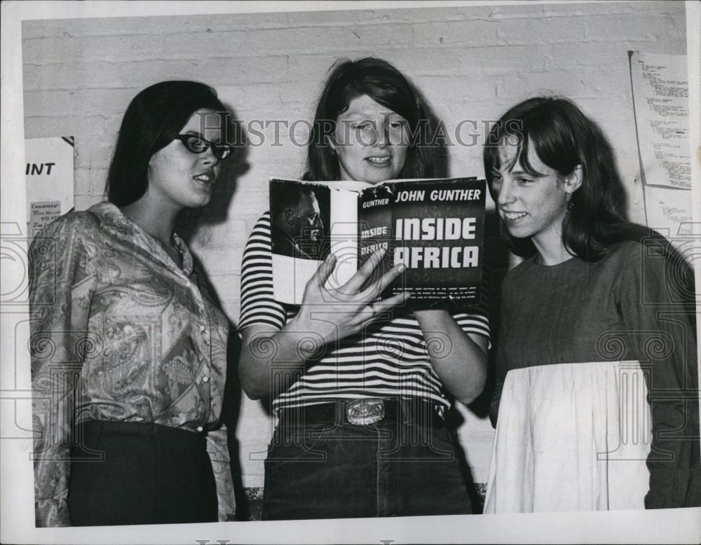 1967 Press Photo E Huntington, M Kenney, & M Warner,Radcliff students - Historic Images