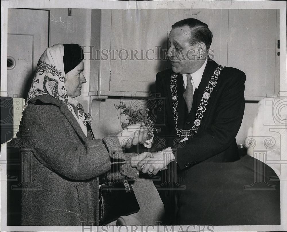 1957 Press Photo Lord Mayor of Dublin Robert Briscoe w/ Kathleen Brenan - Historic Images