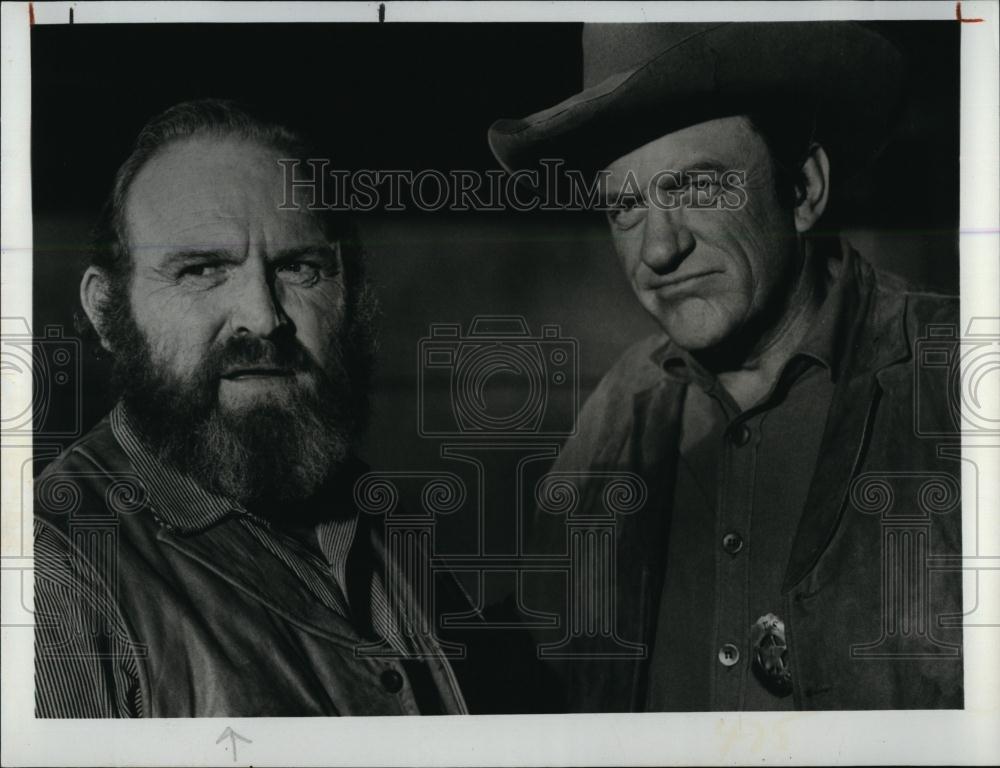 1974 Press Photo Gene Evans James Arness Iron Blood Courage Gunsmoke - RSL96325 - Historic Images