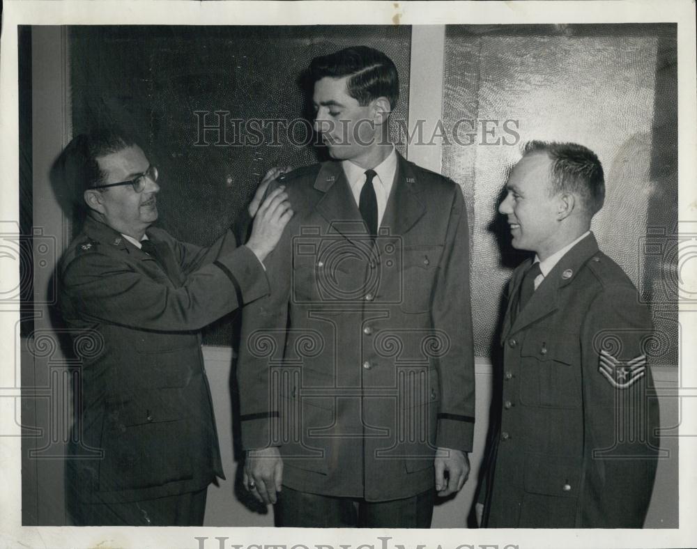 1958 Press Photo Airman 1st Class Morman Levey Receives Lietenant Bars - Historic Images