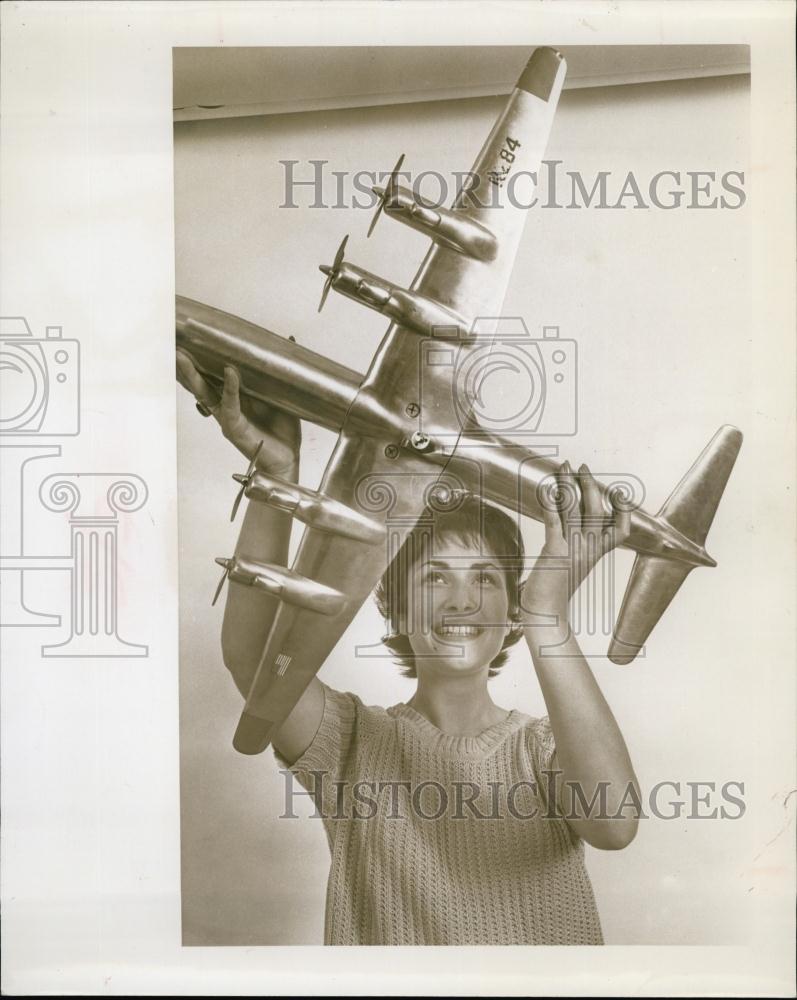 1964 Press Photo Ilse Wehling and friend with glider - RSL62393 - Historic Images