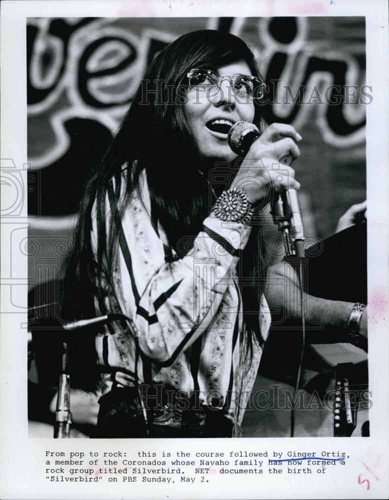 1971 Press Photo Navaho Indian Ginger Ortiz sings with her group &quot;Silverbird&quot; - Historic Images