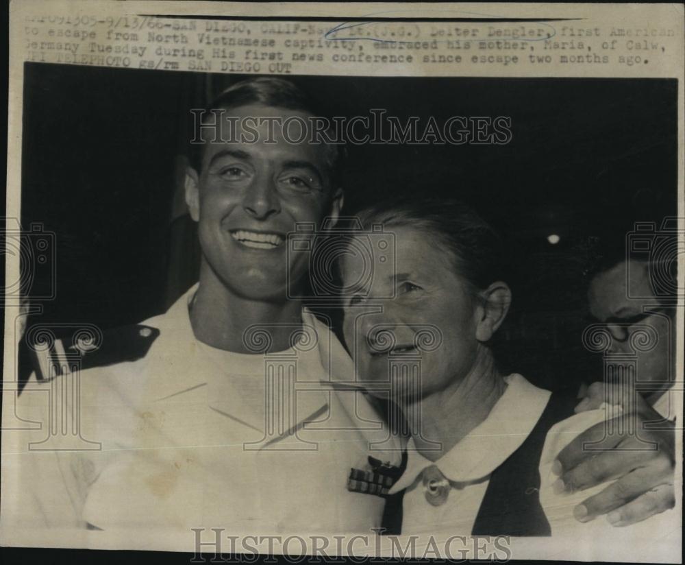 1966 Press Photo Navy Lt JG Dieter Dengler, escaped Vietnam POW camp & mom - Historic Images