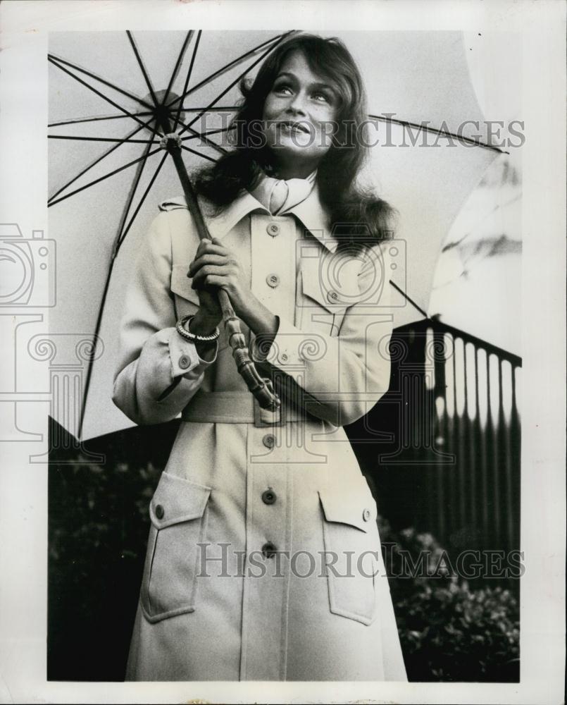 1972 Press Photo A Woman With Umbrella In An All-Weather Costume By Bill Blass - Historic Images