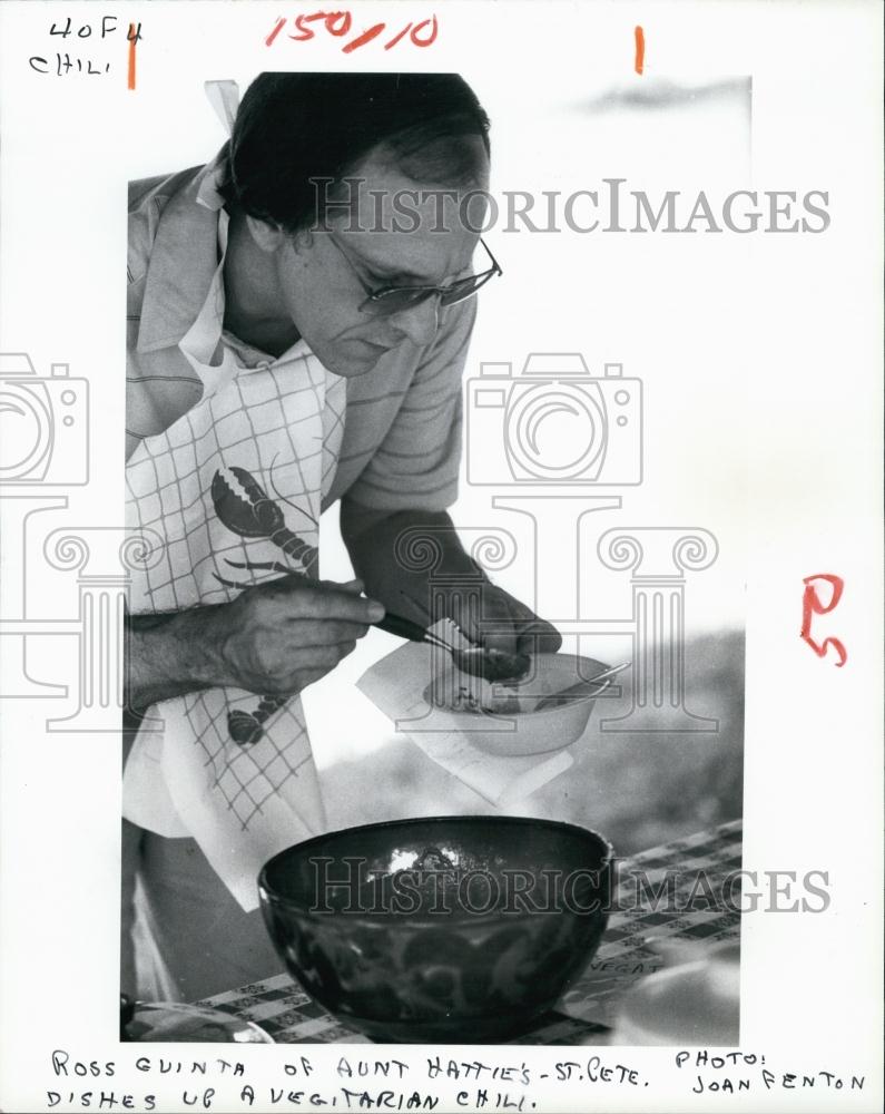 1983 Press Photo food judge Ross Quinta of Aunt Hattie&#39;s restaurant - RSL65819 - Historic Images